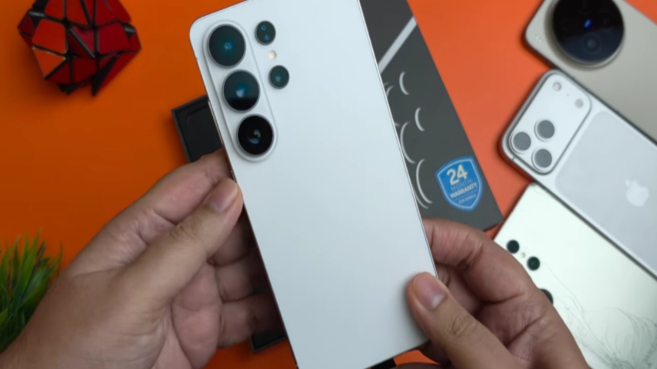 Samsung Galaxy S26 ka front view jisme naya bezel-less display aur punch-hole camera dikh raha ha