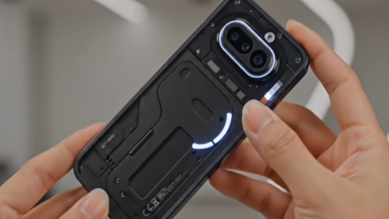 Nothing 4a Pro का प्रीमियम ट्रांसपेरेंट डिज़ाइन और ग्लिफ इंटरफेस बैक पैनल के साथ - हिंदी रिव्यु