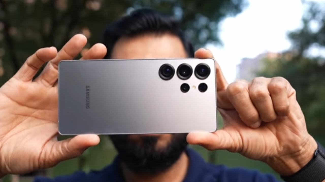 Samsung Galaxy S25 Ultra display with price tag showing Rs 10000 cut